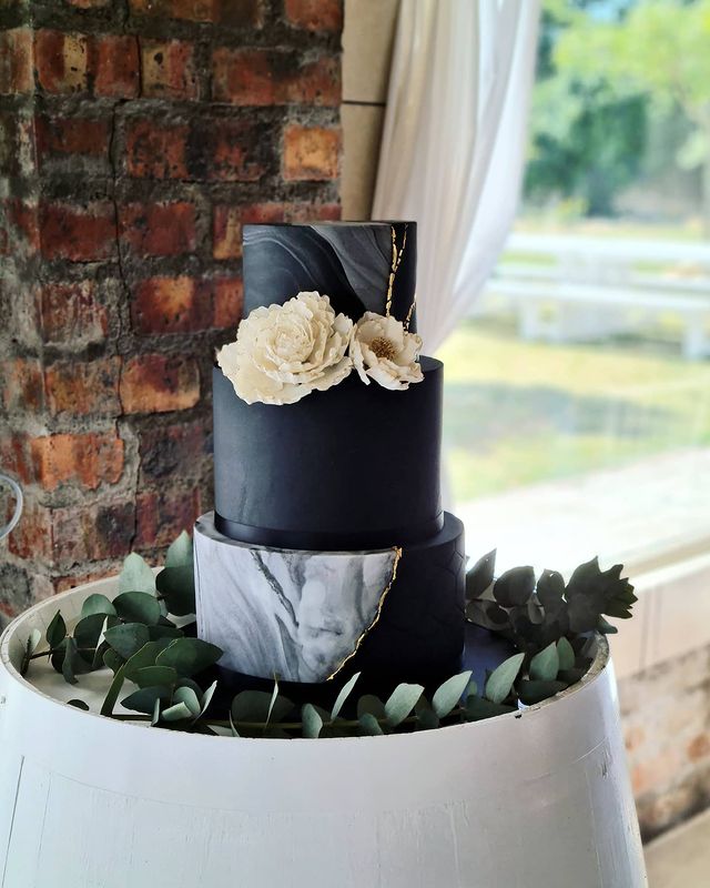black cake, black cake decoration, black cake aesthetic, black cake ideas, black cake design, black wedding cake, wedding cake, unique wedding cake, black wedding cake ideas, black wedding cake elegant, black wedding cake designs, marble cake