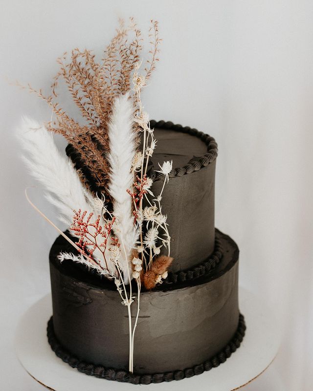 black cake, black cake decoration, black cake aesthetic, black cake ideas, black cake design, black wedding cake, wedding cake, unique wedding cake, black wedding cake ideas, black wedding cake elegant, black wedding cake designs, boho wedding cake, simple wedding cake