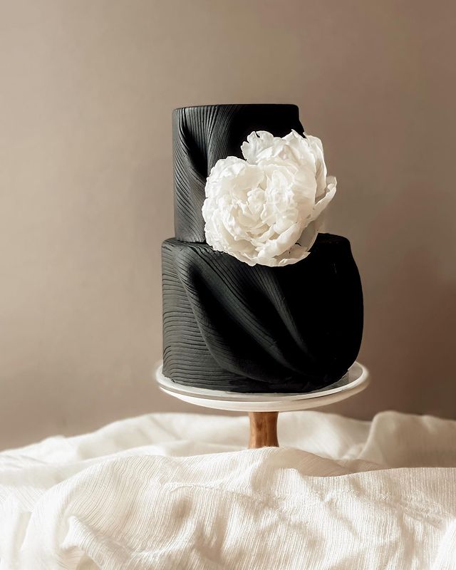 black cake, black cake decoration, black cake aesthetic, black cake ideas, black cake design, black wedding cake, wedding cake, unique wedding cake, black wedding cake ideas, black wedding cake elegant, black wedding cake designs