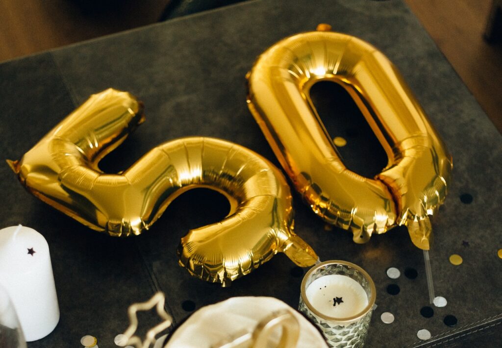 ideas for 50th wedding anniversaries, 50th wedding anniversary, 50 balloons